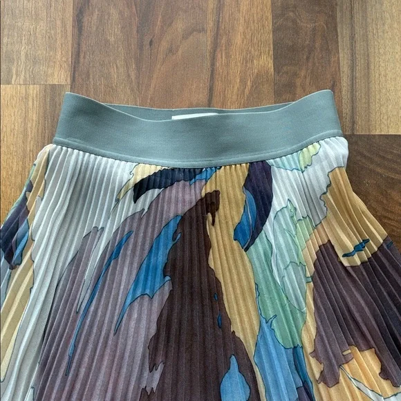 Wilfred pleated skirt from Aritzia, featuring a watercolor-style iris print - Picture 5 of 12